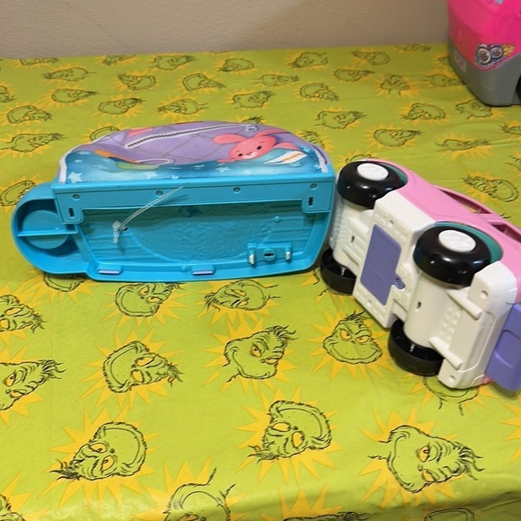 PRE OWNED LOT OF FISHER PRICE LITTLE PEOPLE CUDDLE AND PLAY SET AND WORKING CAR - Picture 15 of 15